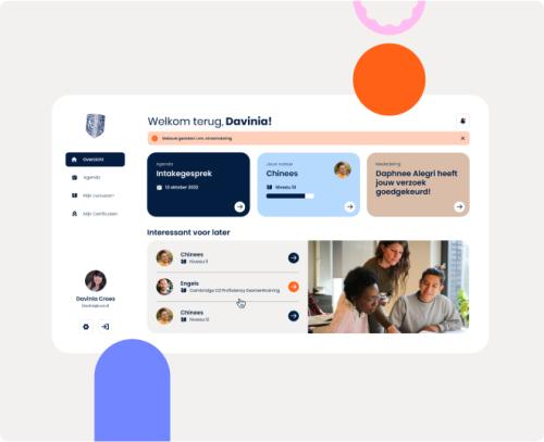 Afbeelding van het studenten-dashboard van UvA Talen. Bovenaan staat "Welkom terug, Davinia!" met drie tegels: agenda (intakegesprek), lopende cursus (Chinees niveau 10), en melding (goedkeuring van een verzoek). Onder de tegels staan suggesties voor cursussen zoals Chinees en Engels, met een foto van een studiegroep. Links een navigatiemenu met profiel en opties zoals agenda en certificaten. Decoratieve grafische elementen (oranje, blauw en roze vormen) omlijsten het dashboard.