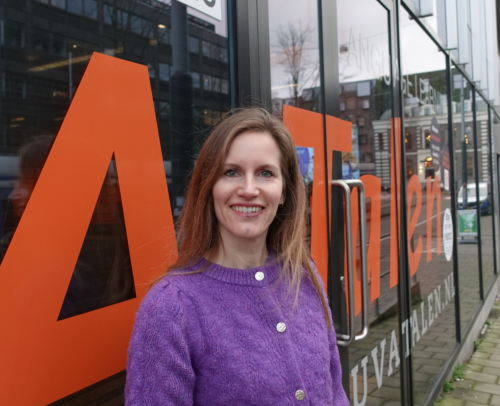 Cursist Marieke Vano staat voor de ingang van UvA Talen